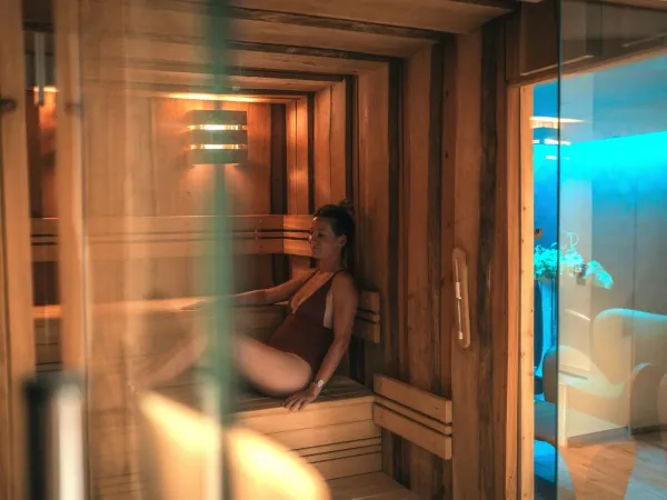 Dame in de sauna op Roan camping Les Méditerranées Beach Garden.