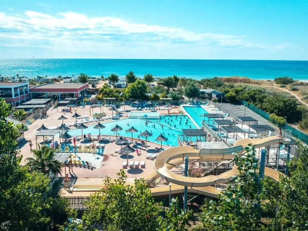 Overzicht zwembadcomplex op Roan camping Les Méditerranées Beach Garden.