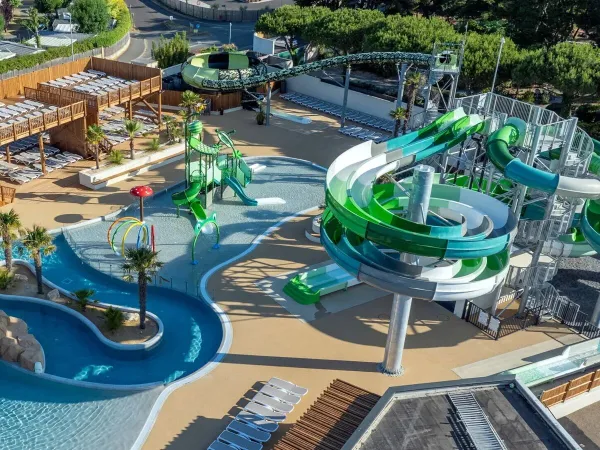 Vernieuwd zwembad met gave glijbanen en waterspeeltuin op camping Le Domaine du Clarys.