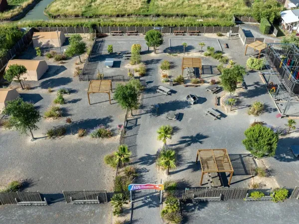 Het funstation vanuit de lucht gefotografeerd op Roan camping Le Domaine du Clarys.