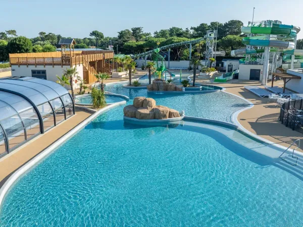 Overzicht zwembad met nieuwe glijbanen op Roan camping Le Domaine du Clarys.