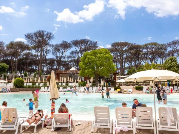 Mensen genieten bij het lagunezwembad op Roan camping hu Fabulous village.