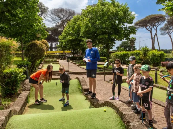 Minigolfen met het animatieteam op Roan camping hu Fabulous village.
