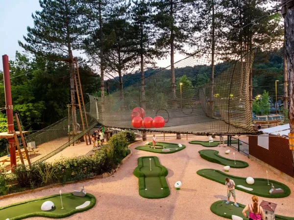 Spelen in netten boven de grond op Roan camping hu Norcenni girasole village.