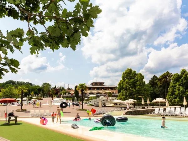 Kinderbad met zachte ondergrond en glijheuvels op Roan camping hu Norcenni Girasole village.