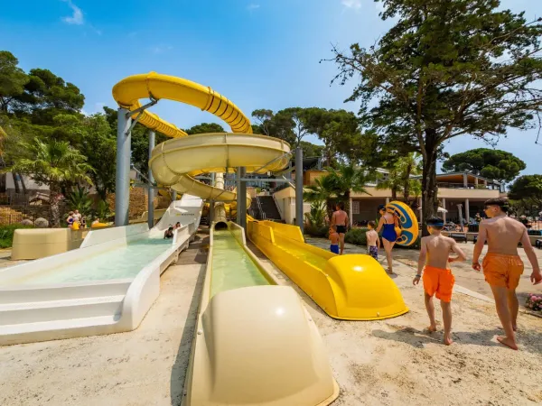 Spectaculaire glijbanen bij Roan camping Internacional de Calonge.