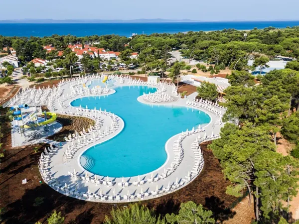 Nieuw zwembadcomplex  in 2025 met glijbanen en peuterbad op Roan camping Zaton Holiday resort.