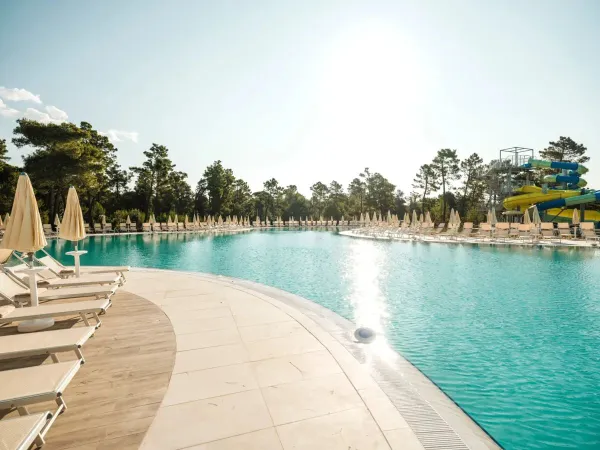 Nieuw zwembad met ligbedden en parasols op Roan camping Zaton Holiday resort.