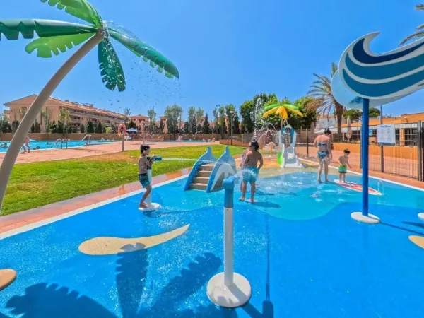 Kinderen spelen in het Spaypark op Roan camping Platja Brava.