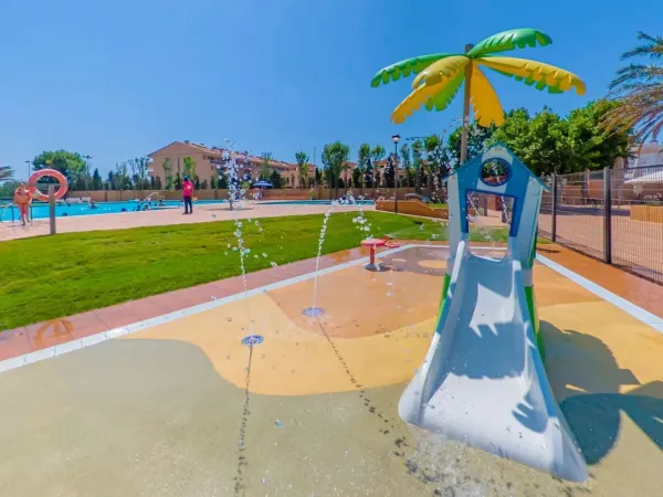 Waterglijbaantje voor de allerkleinste in het spraypark op Roan camping Platja Brava.