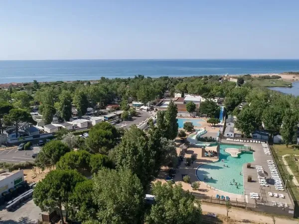 Overzicht zwembad bij Roan camping Méditerranée Plage.