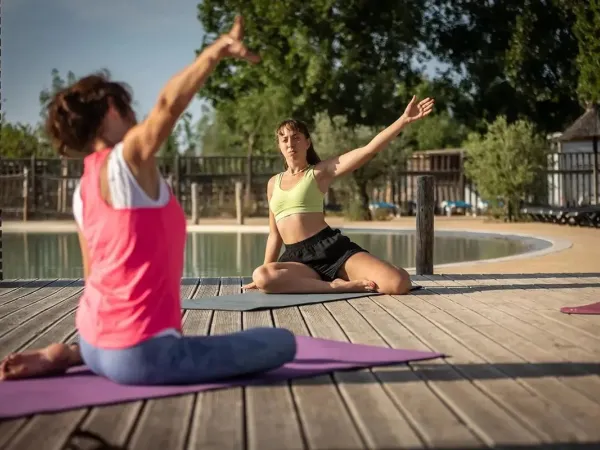 Yoga voor complete vakantie ontspanning op Roan camping Le Méditerranée Plage.