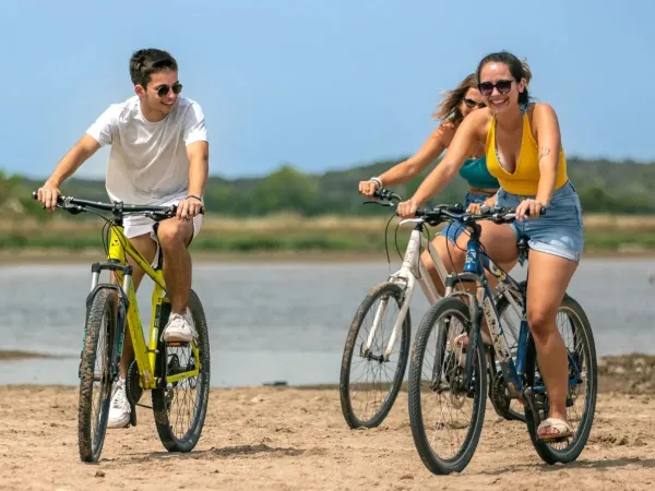 De omgeving verkennen per fiets Roan camping Méditerranée Plage.