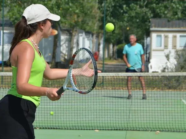 Potje tennis spelen op Roan camping Méditerranée Plage.