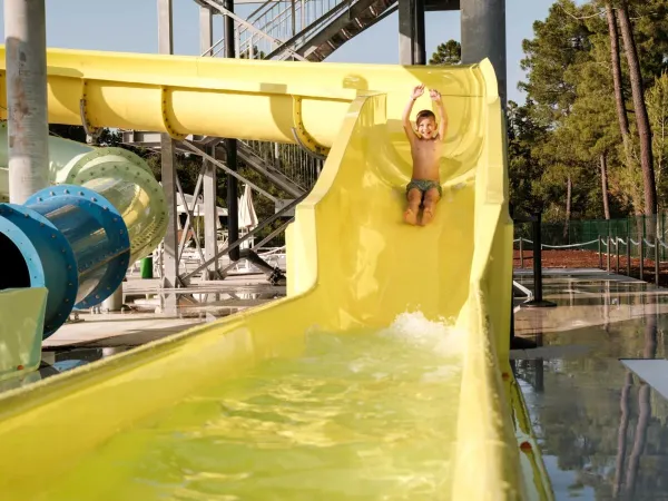 Kindje beleeft waterpret op de spectaculaire glijbanen van Roan op camping Zaton Holiday Resort