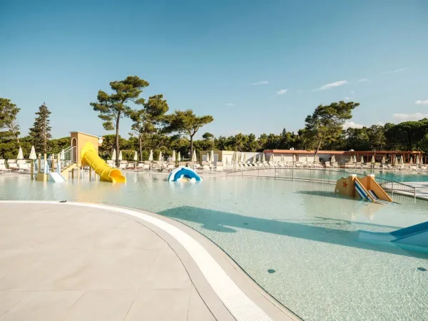 Kinderzwembad met glijbaantje op Roan camping Zaton Holiday Resort.