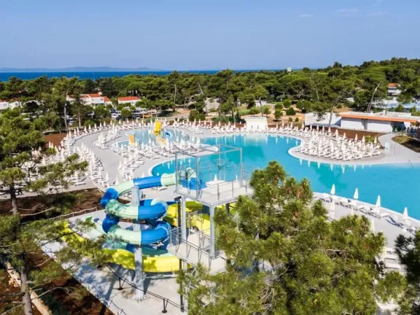 Overzicht van het tweede zwembad op Roan camping Zaton Holiday Resort.