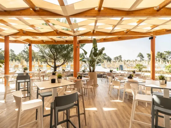 Snackbar en ijssalon met uitzicht op het zwembad op Roan camping Zaton Holiday Resort.