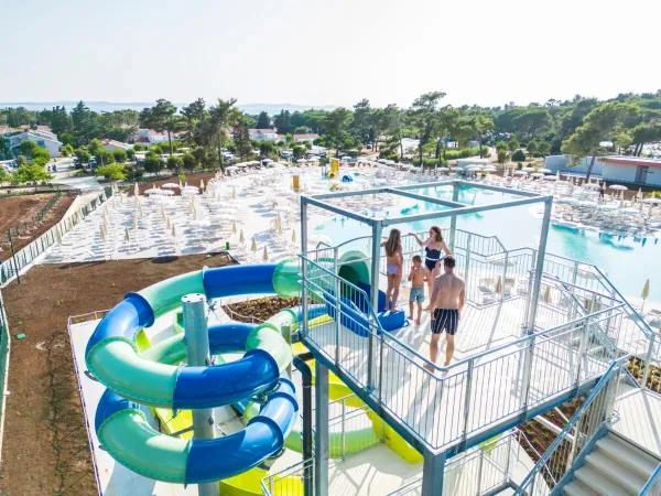 Waterglijbanen en overzicht van het tweede zwembad op Roan camping Zaton Holiday Resort.