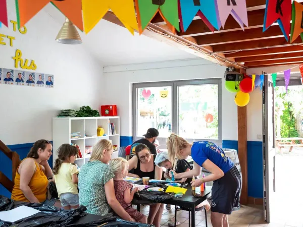 De miniclub op Roan camping hu Birkelt village.