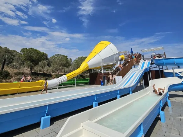 De nieuwe glijbanen die in 2025 geopend zijn op Roan camping Vilanova Park.