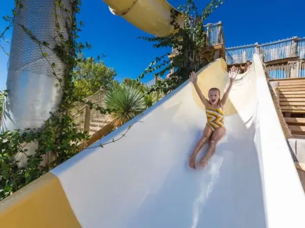 Een waterglijbaan bij Roan camping Serignan Plage.