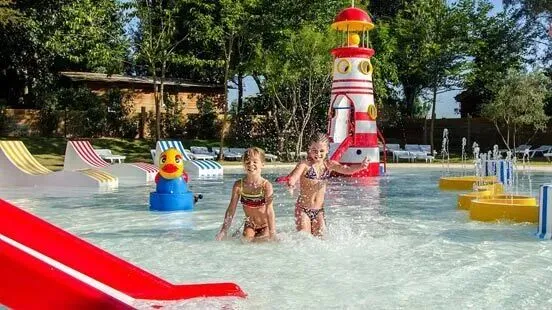 Waterspeeltuin bij Roan camping Serignan Plage.