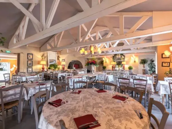 Restaurant op Roan camping Le Serignan Plage.