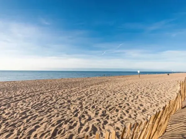 Mooi zandstrand op Roan camping Le Serignan Plage.