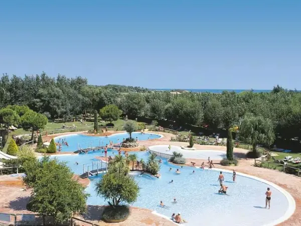 Overzicht zwembad op Roan camping Le Seringnan Plage.