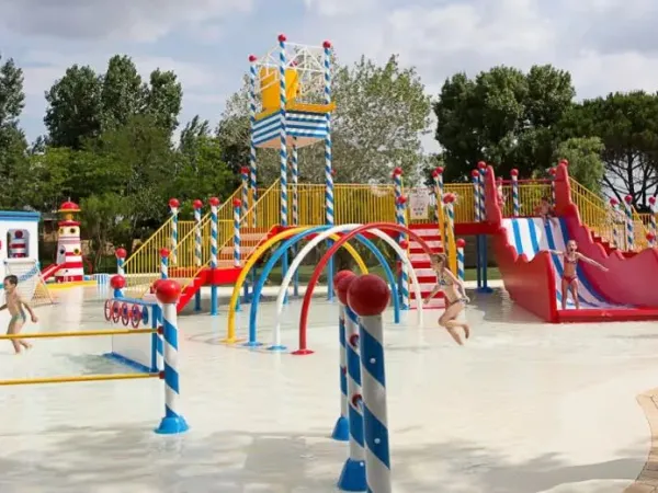 Grote waterspeeltuin op Roan camping Le Serignan Plage.