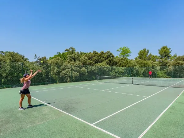 Gasten spelen een potje tennis op Roan camping Domaine de Massereau.