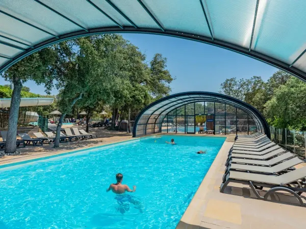 Overdekbaar zwembad van Roan camping Domaine Massereau.