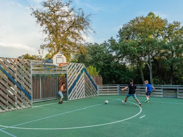 Multifunctioneel sportveld op Roan camping Domaine de Massereau.