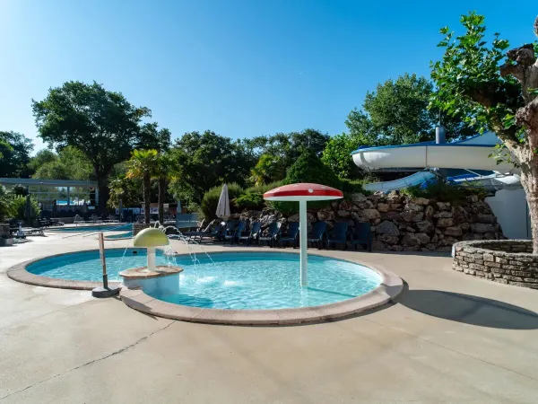 Peuterbad met sproeiers op Roan camping Le Ty Nadan.