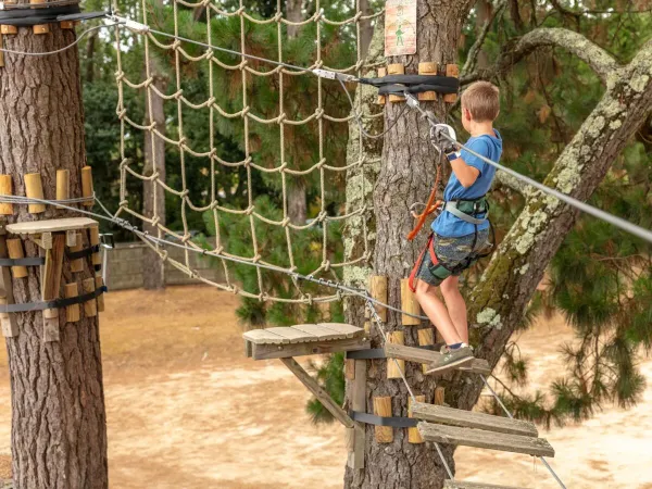 Boomklimparcours op Roan camping La Grande Métairie.