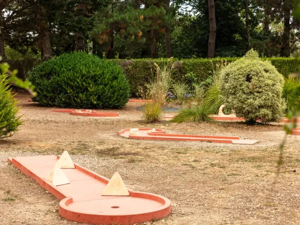 Mini golfbaan op Roan camping La Grande Métairie.