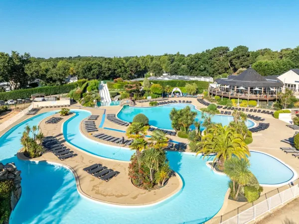 Het mooie zwembad van Roan camping La Grande Métairie.