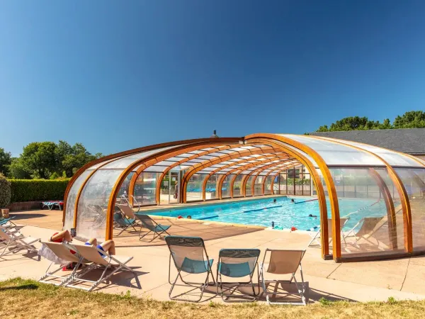 Overdekt zwembad van Roan camping Grande Métairie.