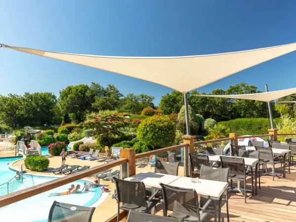 Leuk overzicht van het terras over het zwembad op Roan camping La Grande Métairie.