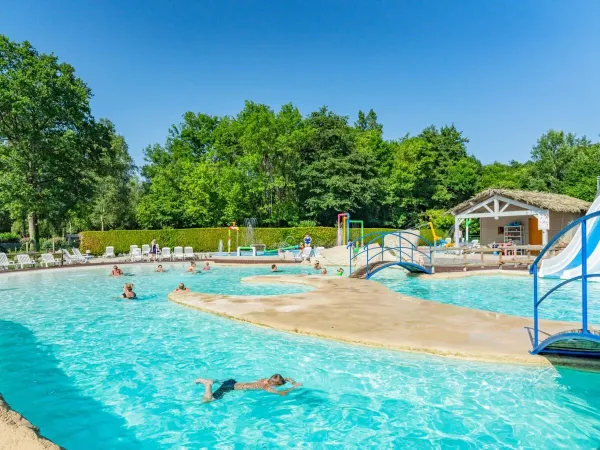 Spraypark en zwembad op Roan camping de Bonnal.