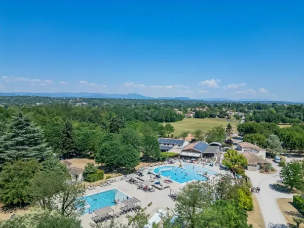 Overzicht zwembad van Roan camping La Grand Terre.