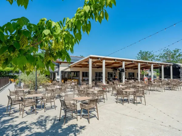 Het terras op Roan camping La Grand'Terre.