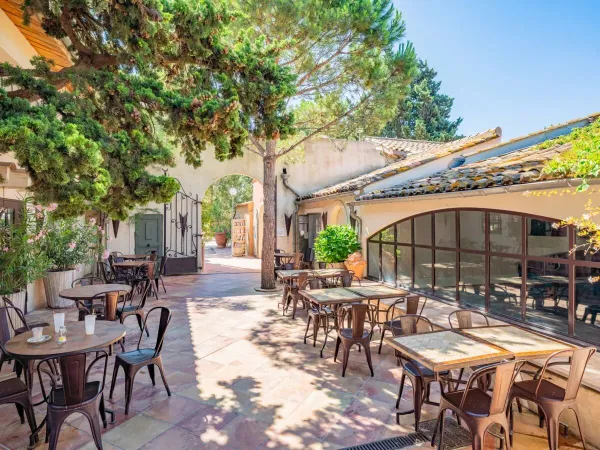 Restaurant op Roan camping Le Serignan Plage.