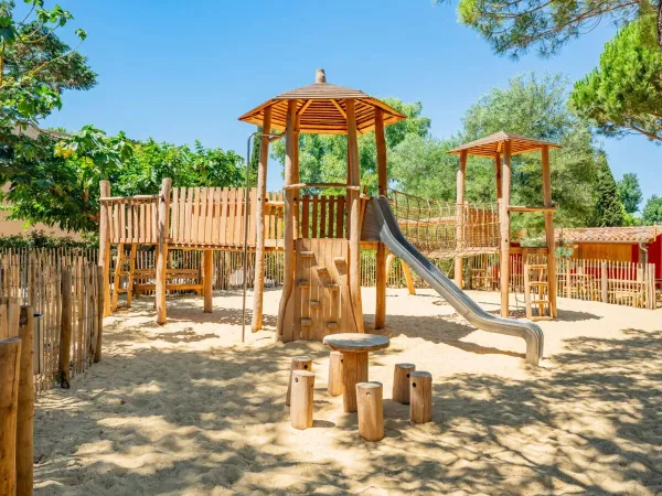 Een speeltuin op Roan camping Serignan Plage.