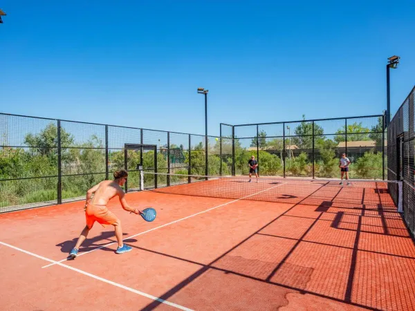 Padelbaan op Roan camping Le Serignan Plage.