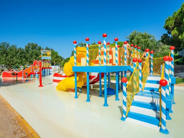 Grote waterspeeltuin op Roan camping Le Serignan Plage.
