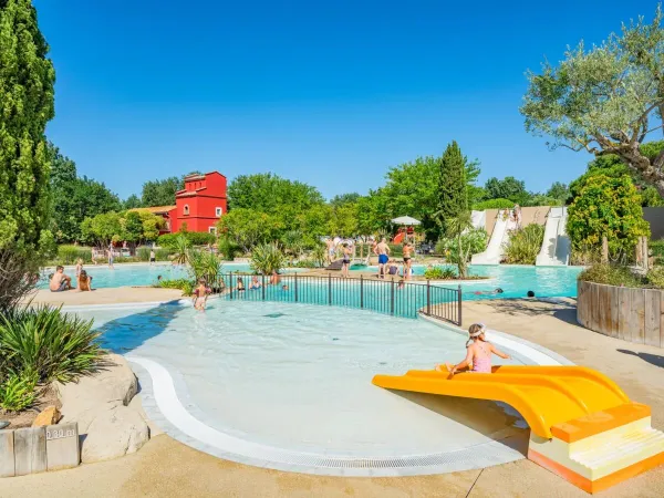 Overzicht zwembad op Roan camping Le Serignan Plage.