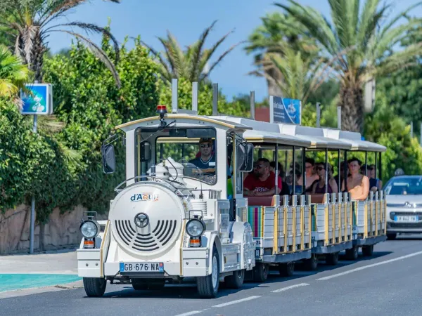 Toeristentreintje naar het strand bij Roan camping La Sirène.
