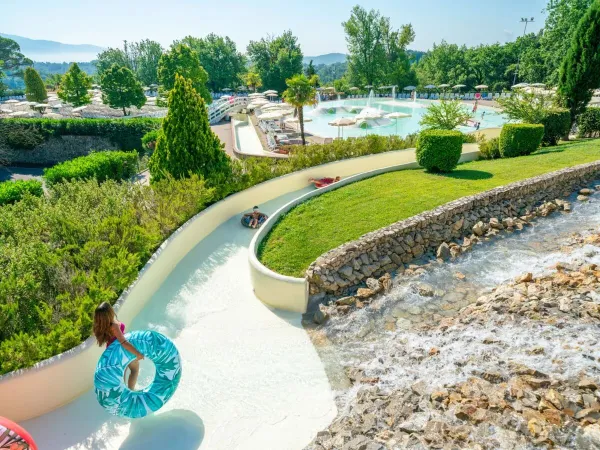 Glijbaan met band op Roan camping hu Norcenni Girasole village.